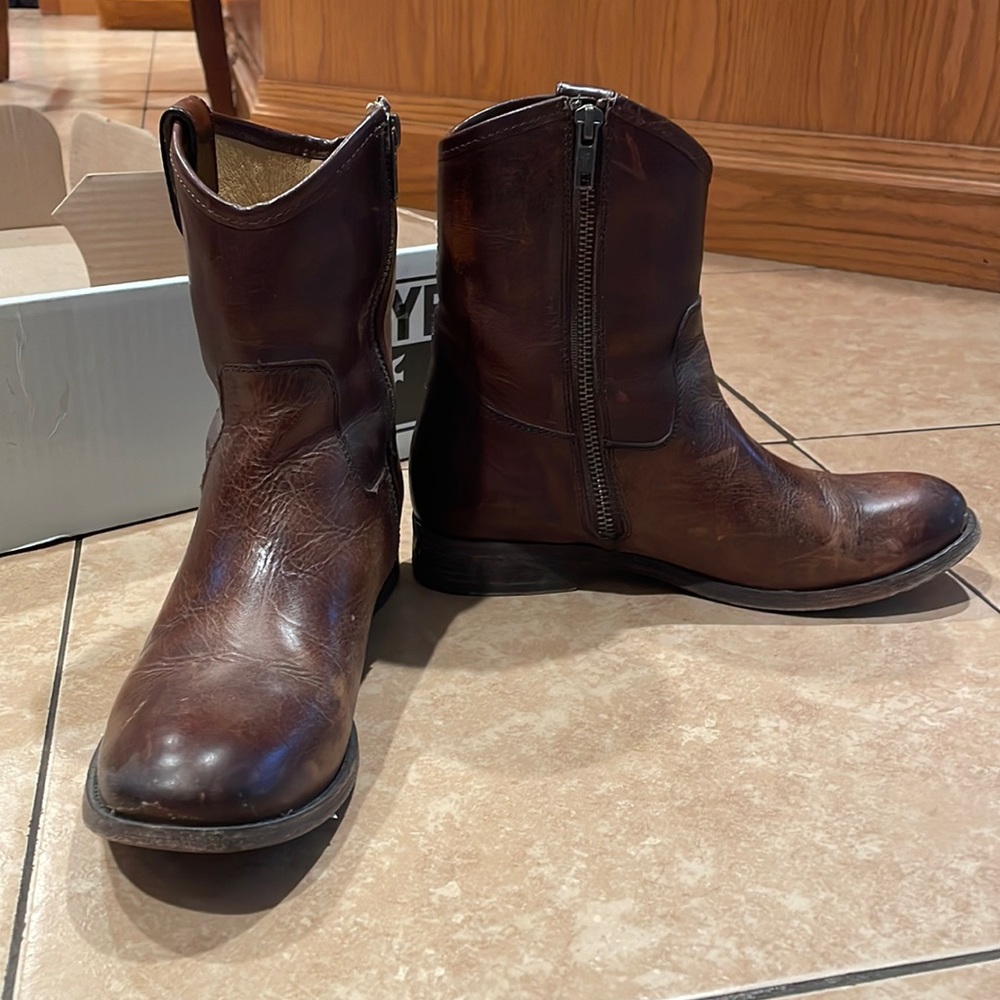 Frye size 7 Melissa Button Short